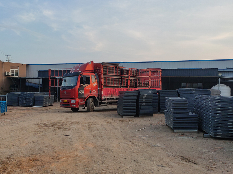 金用護(hù)欄2022年7月27日鋅鋼飄窗欄桿裝車發(fā)貨！