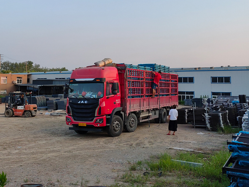 金用護欄2022年8月2日鋅鋼陽臺護欄裝車發(fā)貨！