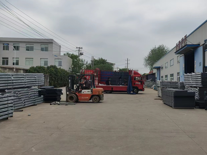 金用護欄2022年8月25日鋁合金百葉窗裝車發(fā)貨！