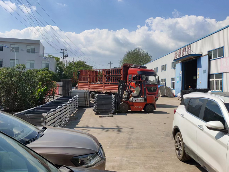 金用護欄2022年9月6日鋅鋼護欄裝車發貨！