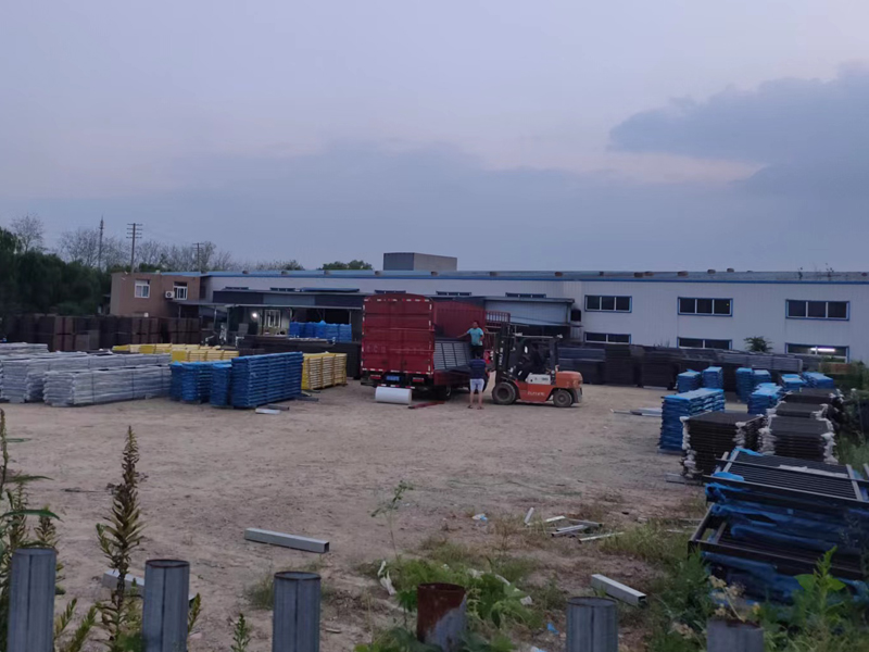 金用護欄2022年9月20日鋅鋼百葉窗裝車發貨！