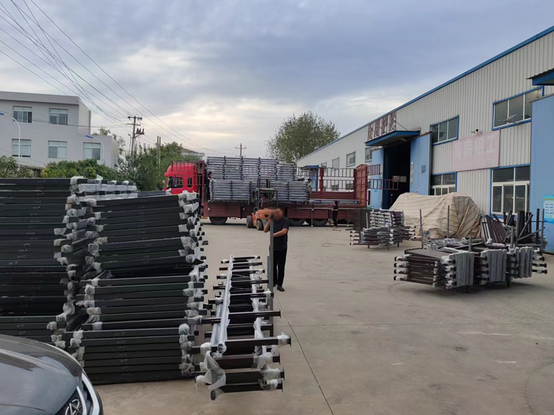 金用護欄2022年9月23日鋅鋼玻璃欄桿裝車發(fā)貨！
