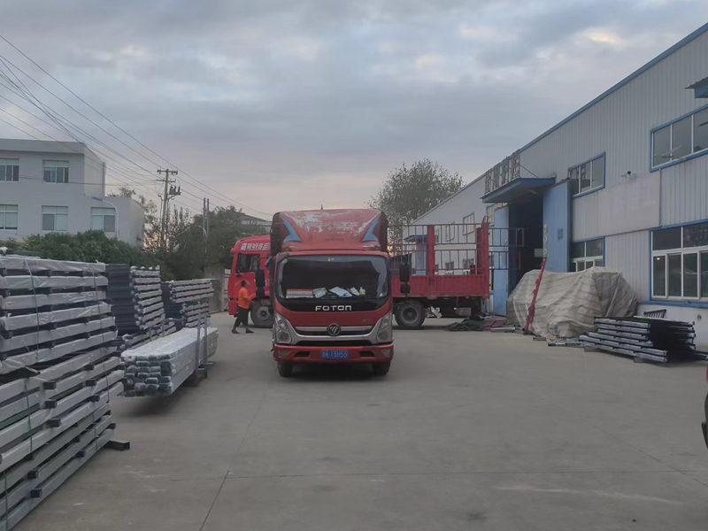 金用護欄2022年9月24日鋅鋼百葉窗2車裝車發貨！