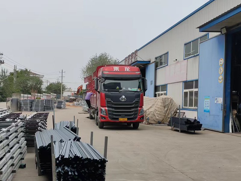 金用護欄2022年10月9日鋅鋼玻璃欄桿裝車發貨！