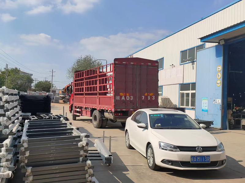 金用護欄2022年10月18日鋅鋼百葉窗裝車發貨！