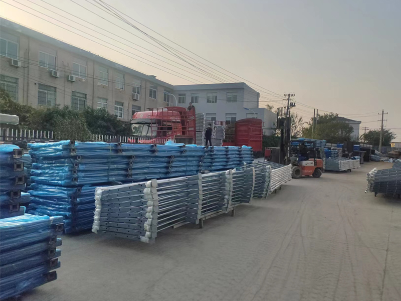 金用護欄2022年11月11日鋅鋼玻璃欄桿裝車發貨！