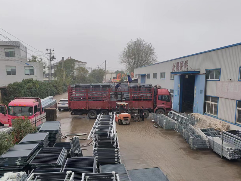 金用護(hù)欄2022年11月26日鋅鋼玻璃護(hù)欄裝車(chē)發(fā)貨！