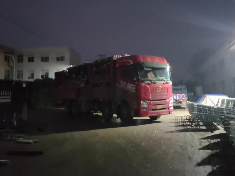 金用護欄2022年11月28日鋅鋼玻璃欄桿裝車發貨！