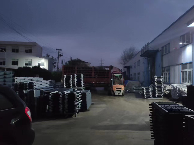 金用護欄2022年12月3日鋅鋼百葉窗裝車發貨！