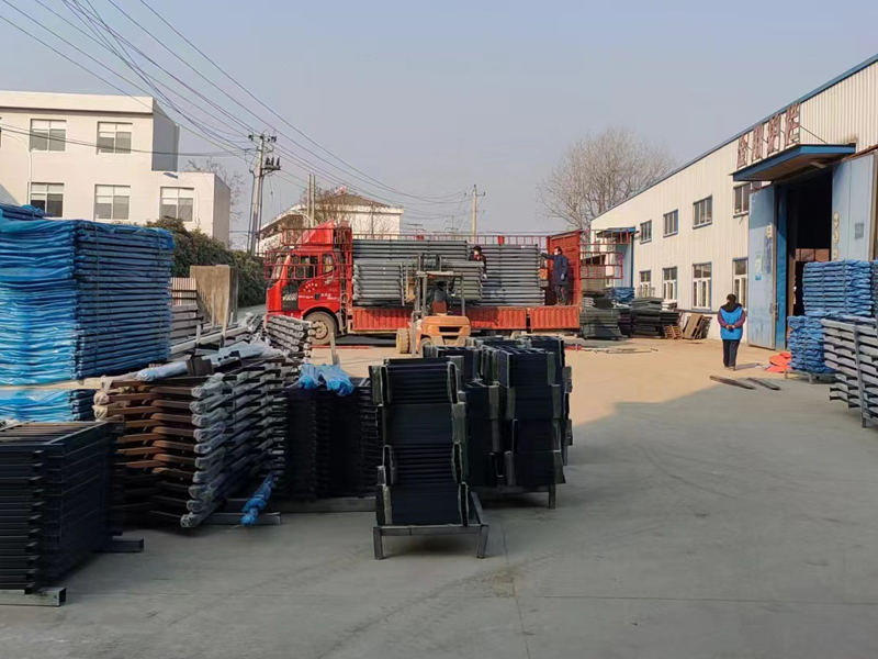 金用護(hù)欄2022年12月27日鋅鋼連廊欄桿裝車發(fā)貨！