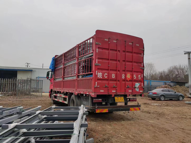 金用護(hù)欄2023年2月17日鋅鋼玻璃欄桿裝車發(fā)貨！