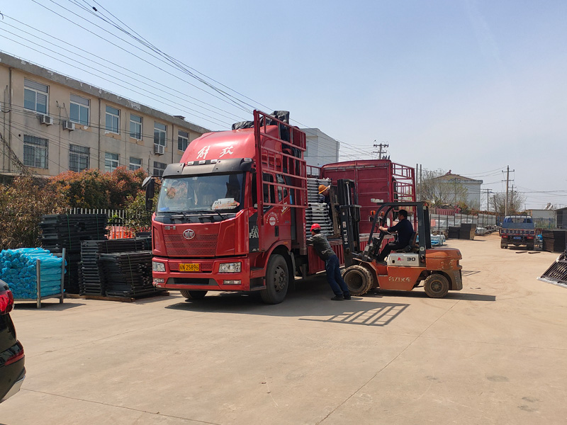 金用護欄2023年3月28日鋅鋼連廊欄桿裝車發貨！