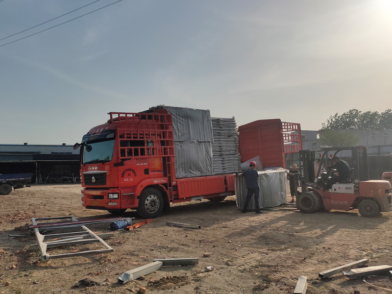 金用護(hù)欄2023年4月17日鋅鋼陽臺護(hù)窗欄桿裝車發(fā)貨！