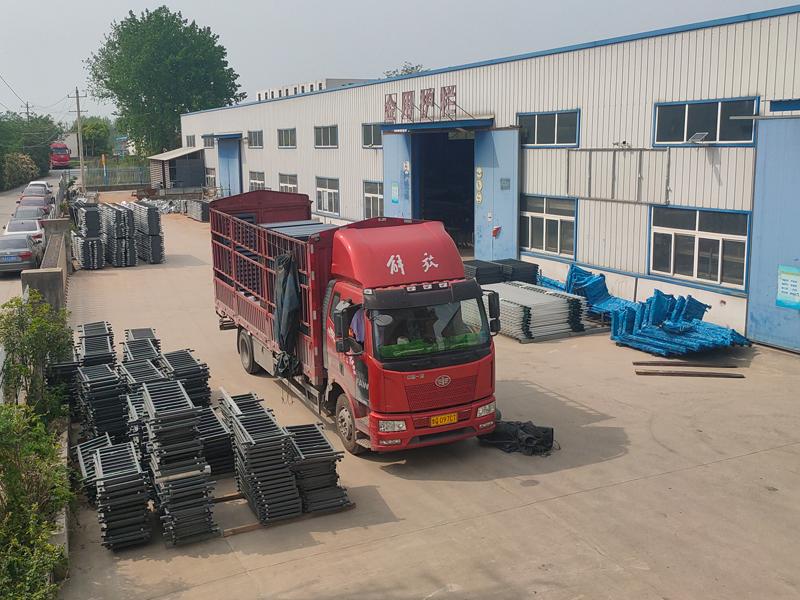 金用護(hù)欄2023年4月18日鋅鋼百葉窗裝車發(fā)貨！