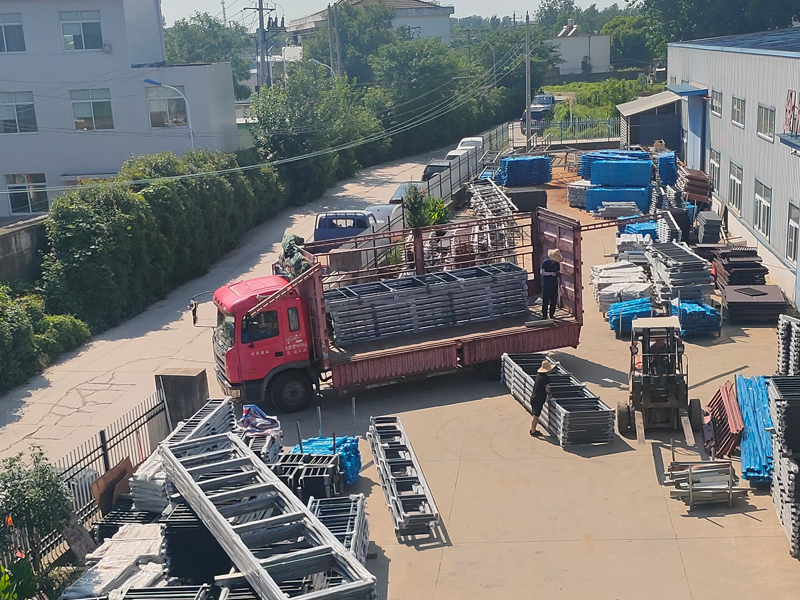 2023年7月5日鋅鋼玻璃護欄裝車發貨！