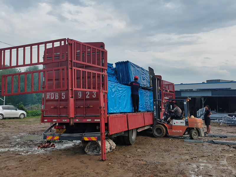 2023年7月21日鋅鋼陽臺護欄裝車發(fā)貨！