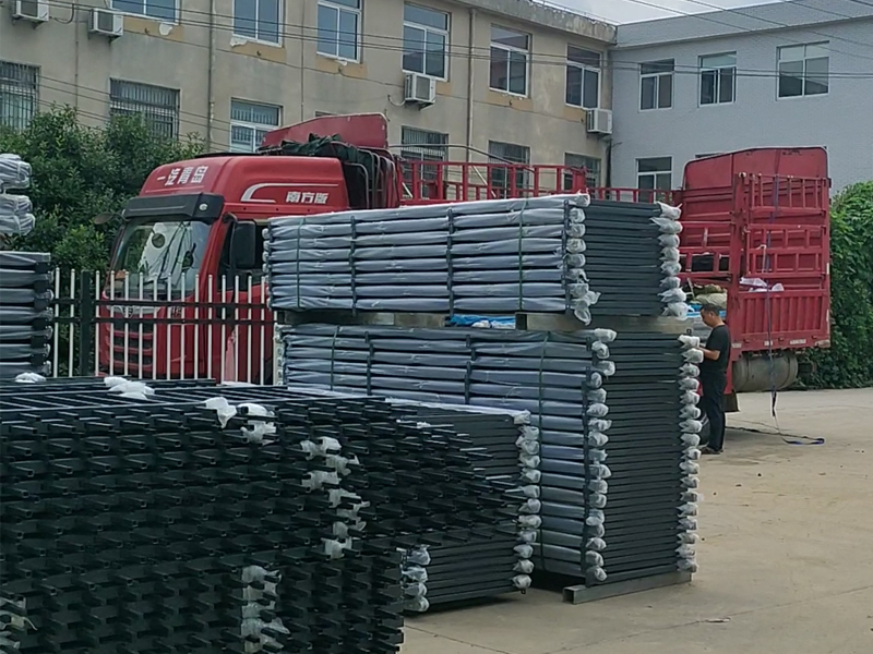 2023年7月25日鋅鋼玻璃護欄裝車發貨！