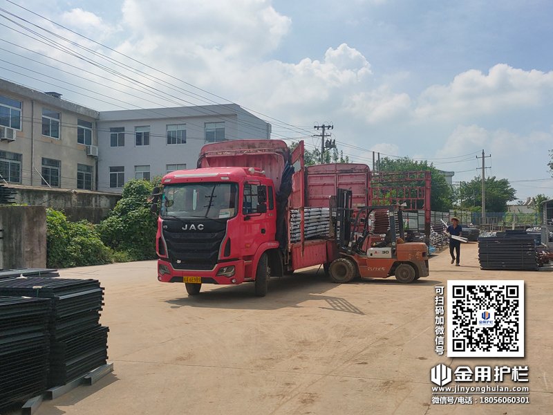 2023年8月3日鋅鋼陽臺護(hù)欄裝車發(fā)貨！