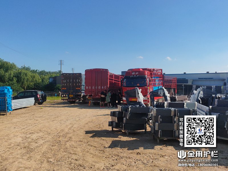 2023年8月10日鋅鋼欄桿百葉裝車發貨！