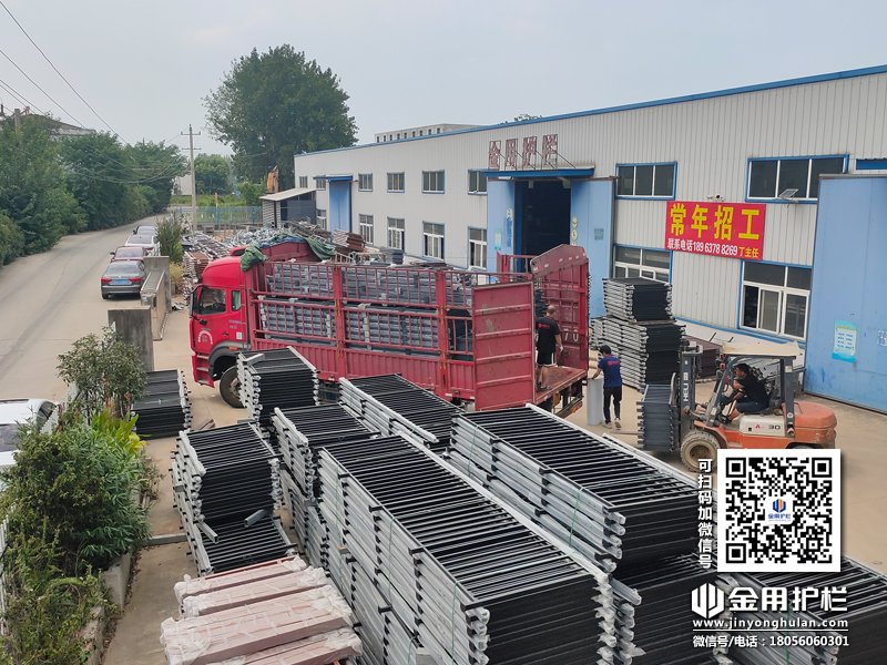 2023年8月17日鋅鋼玻璃欄桿裝車發貨！