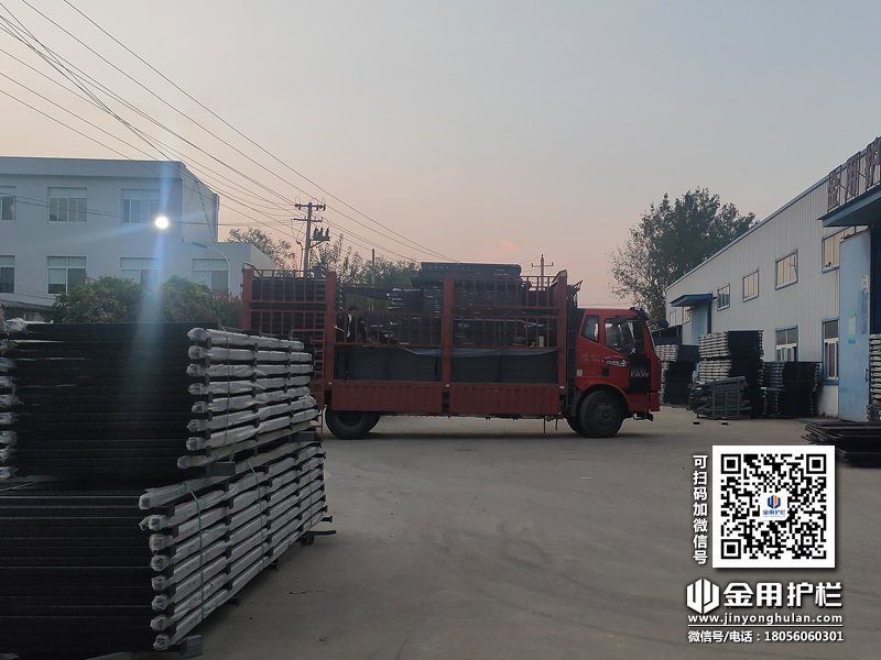 2023年10月30日鋅鋼圍墻護欄裝車發貨！