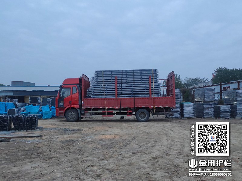 2023年11月15日鋅鋼陽臺(tái)護(hù)欄裝車發(fā)貨！