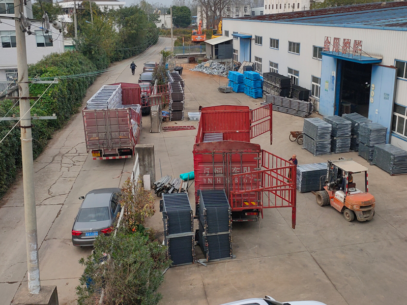 2024年11月11日鋅鋼玻璃護欄裝車發貨！