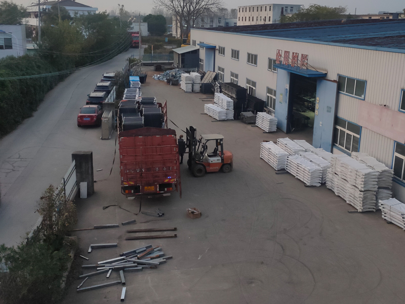 2024年11月23日鋅鋼護(hù)窗欄桿裝車發(fā)貨！