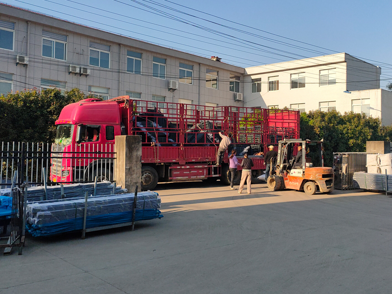 2024年12月3日鋅鋼飄窗欄桿裝車發貨！