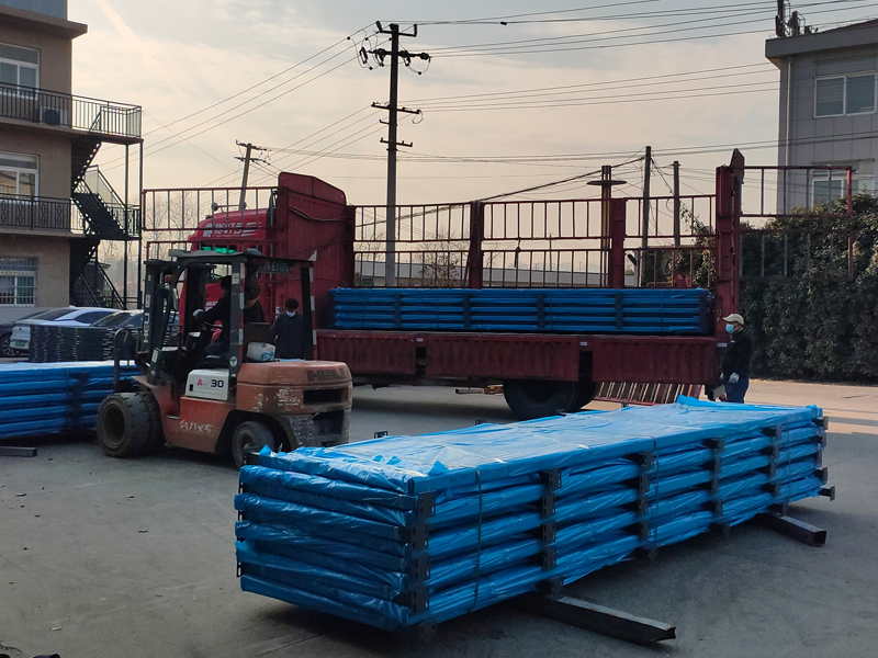 2024年12月28日鋅鋼陽(yáng)臺(tái)欄桿裝車發(fā)貨！